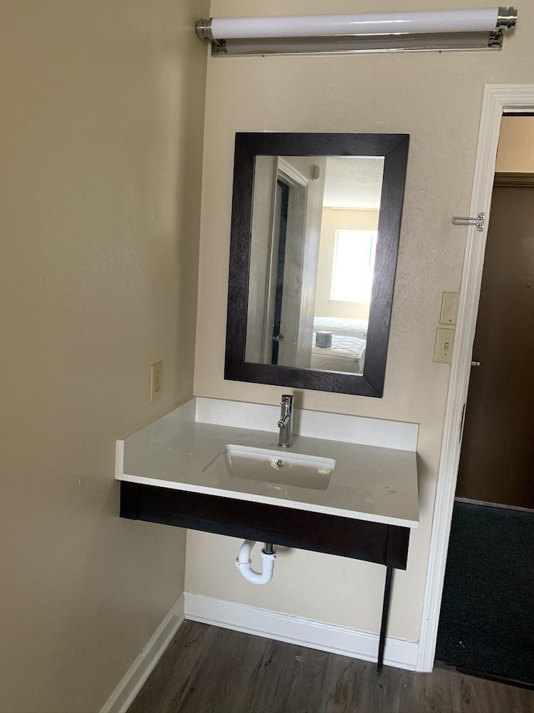 Econo Lodge Cherry Point Хавелок Екстериор снимка