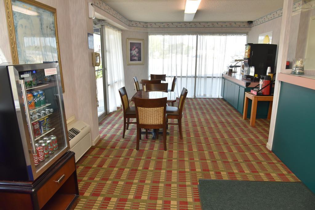 Econo Lodge Cherry Point Хавелок Екстериор снимка