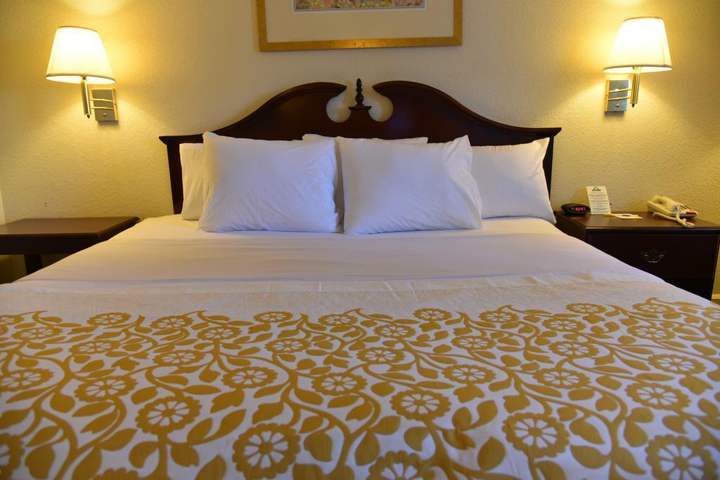 Econo Lodge Cherry Point Хавелок Екстериор снимка