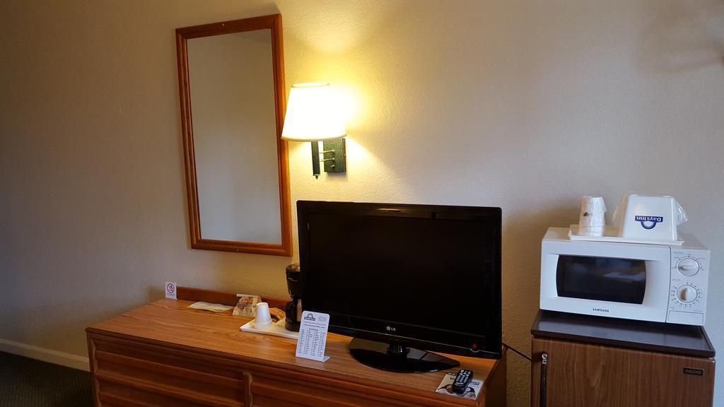 Econo Lodge Cherry Point Хавелок Екстериор снимка