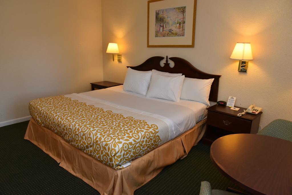 Econo Lodge Cherry Point Хавелок Екстериор снимка