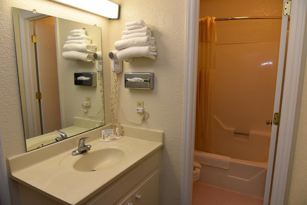 Econo Lodge Cherry Point Хавелок Екстериор снимка