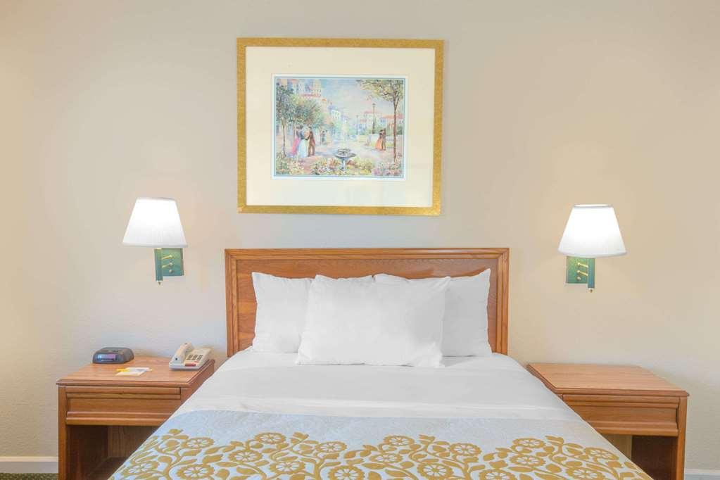 Econo Lodge Cherry Point Хавелок Екстериор снимка