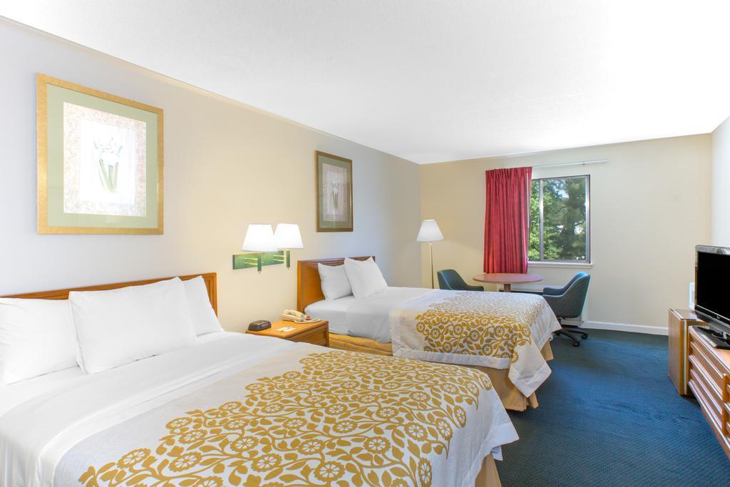 Econo Lodge Cherry Point Хавелок Екстериор снимка