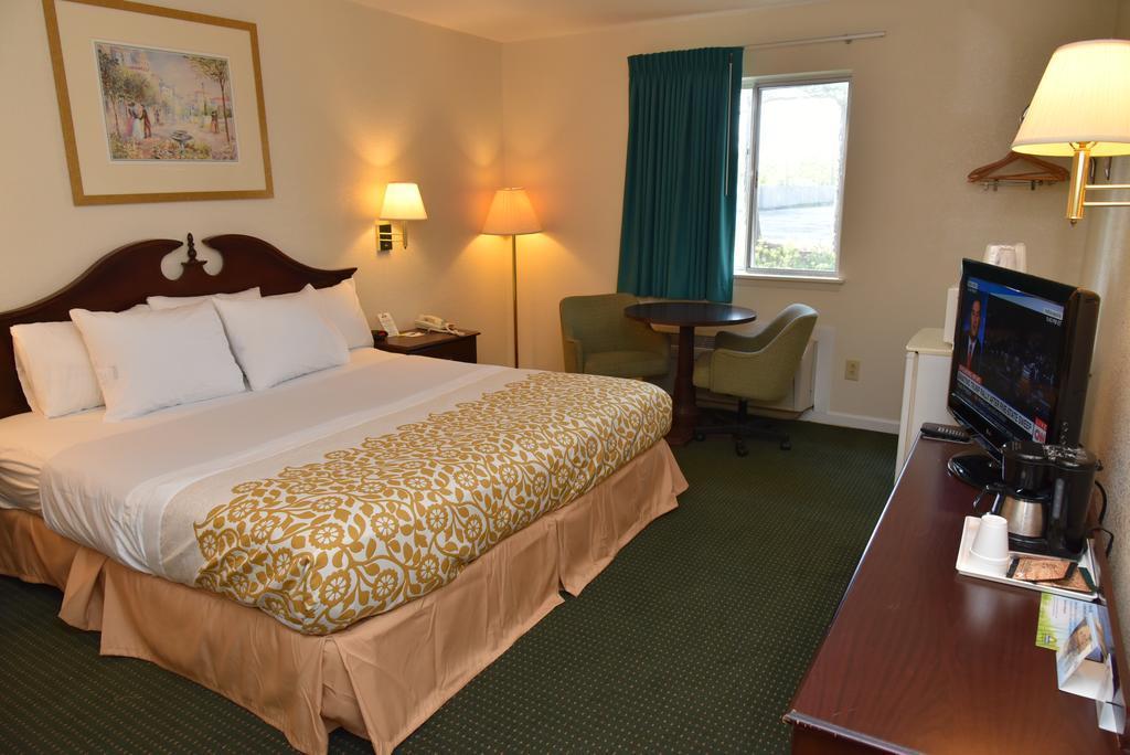Econo Lodge Cherry Point Хавелок Екстериор снимка