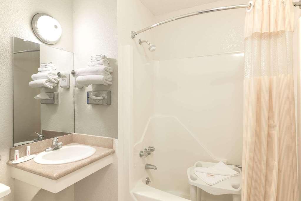 Econo Lodge Cherry Point Хавелок Екстериор снимка