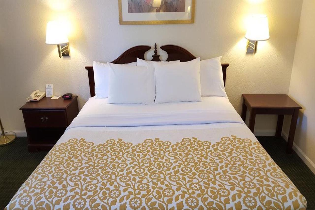 Econo Lodge Cherry Point Хавелок Екстериор снимка