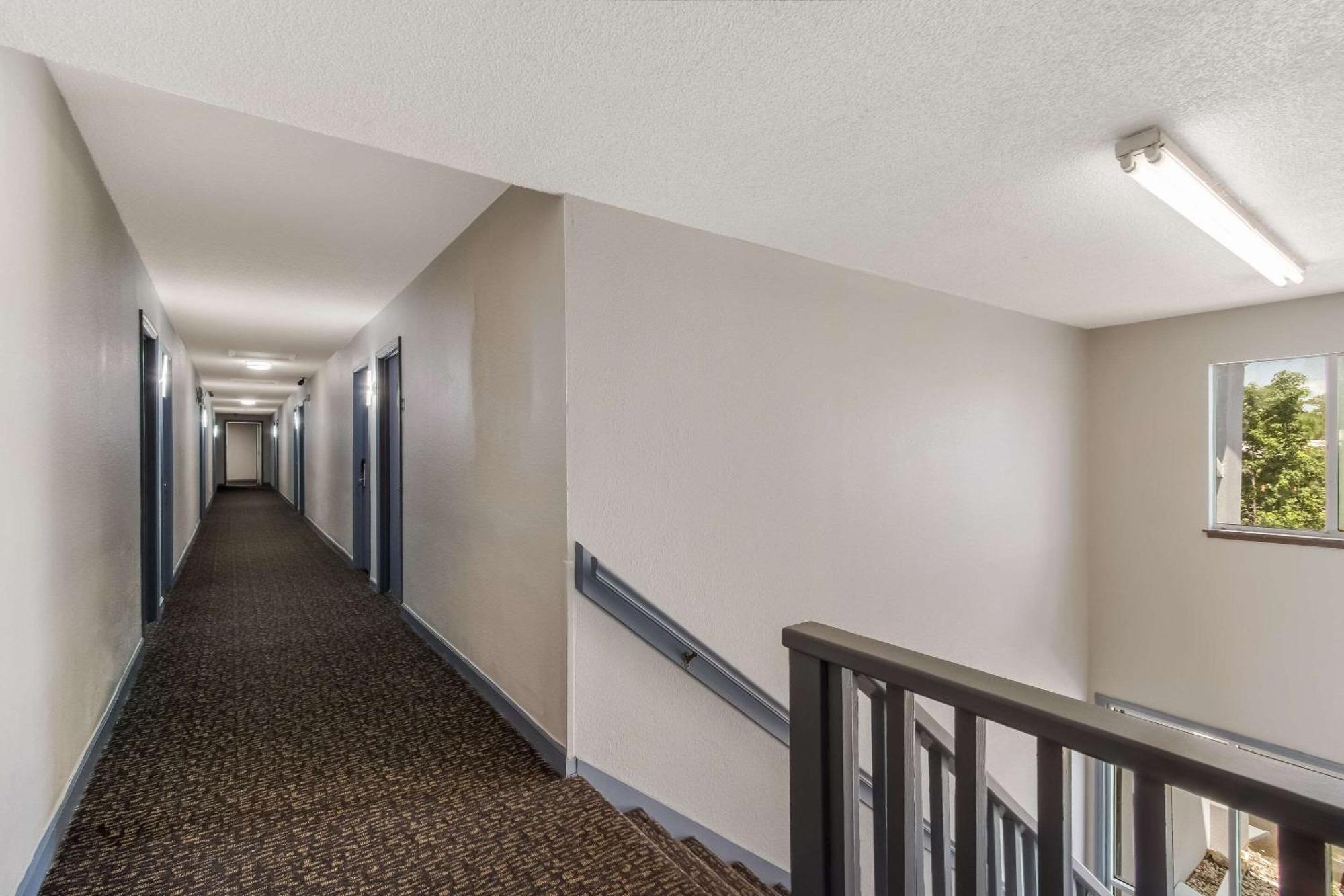Econo Lodge Cherry Point Хавелок Екстериор снимка