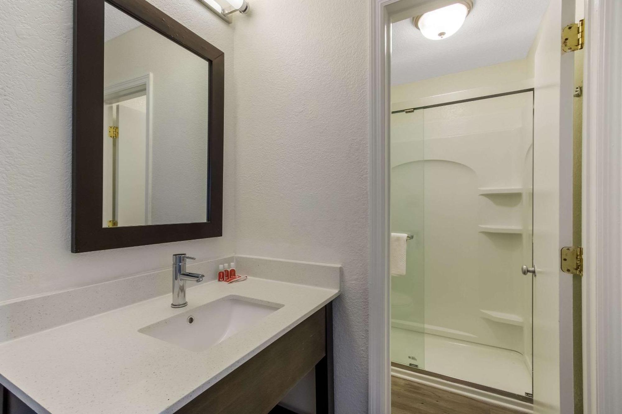 Econo Lodge Cherry Point Хавелок Екстериор снимка