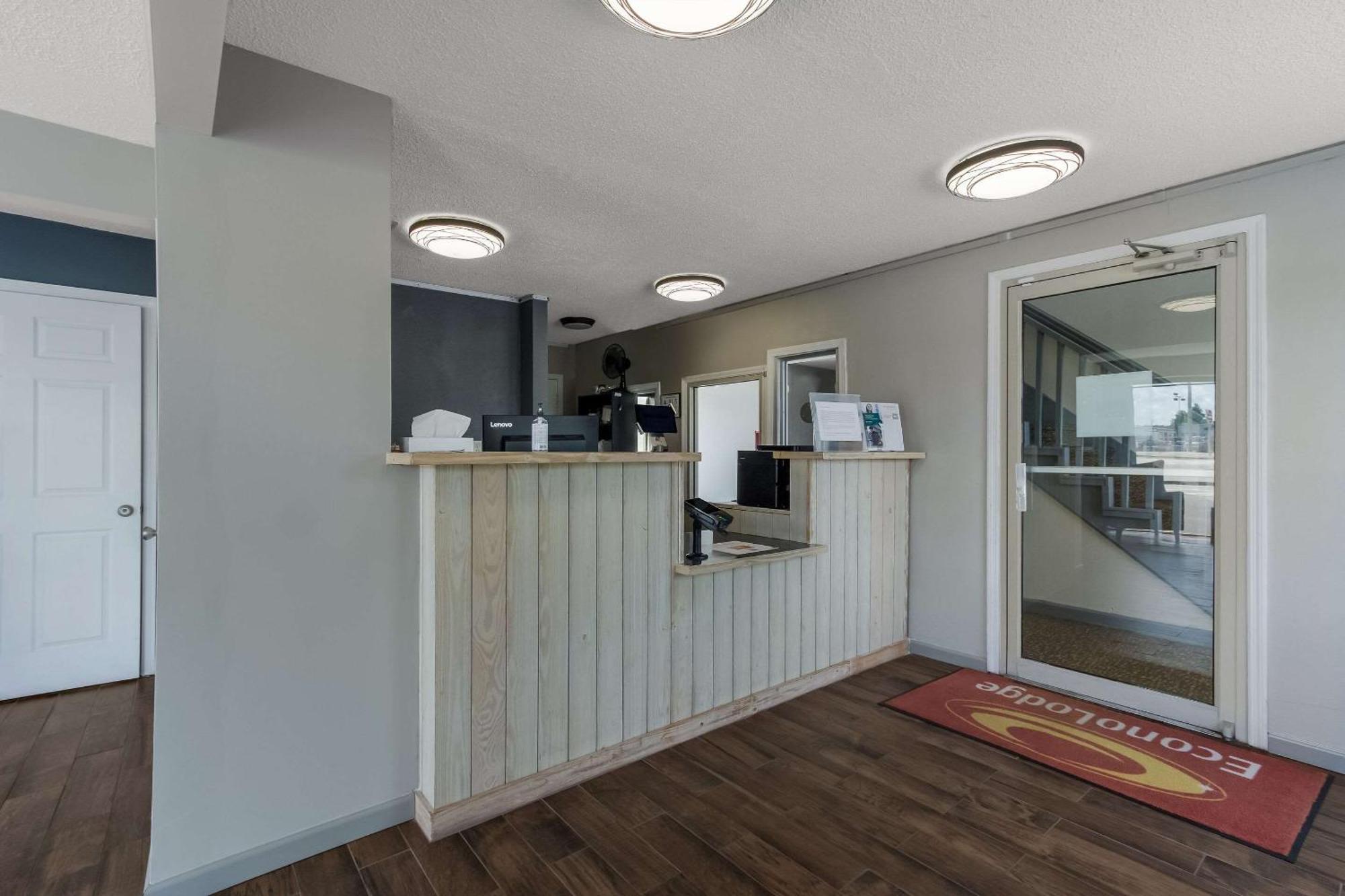 Econo Lodge Cherry Point Хавелок Екстериор снимка