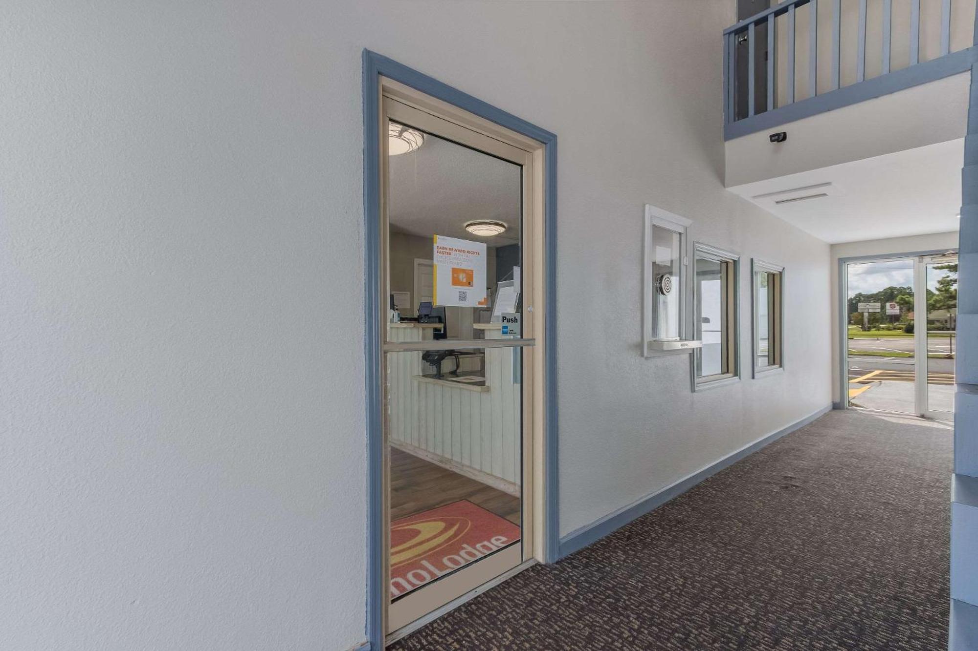 Econo Lodge Cherry Point Хавелок Екстериор снимка