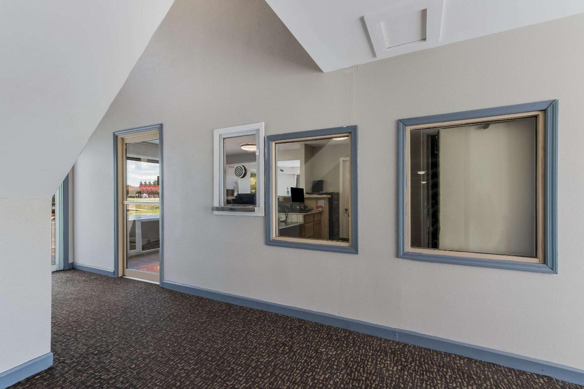 Econo Lodge Cherry Point Хавелок Екстериор снимка