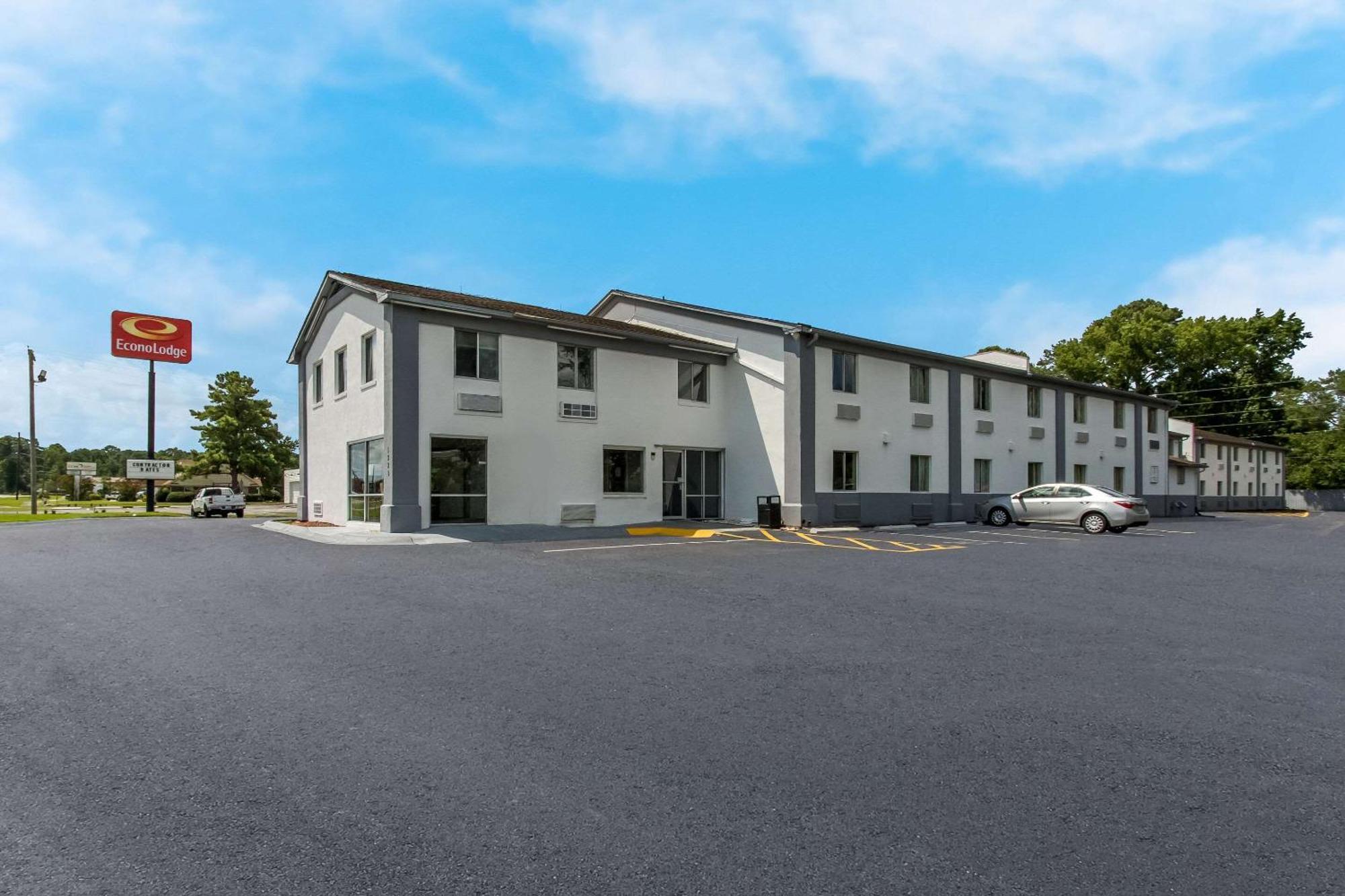 Econo Lodge Cherry Point Хавелок Екстериор снимка