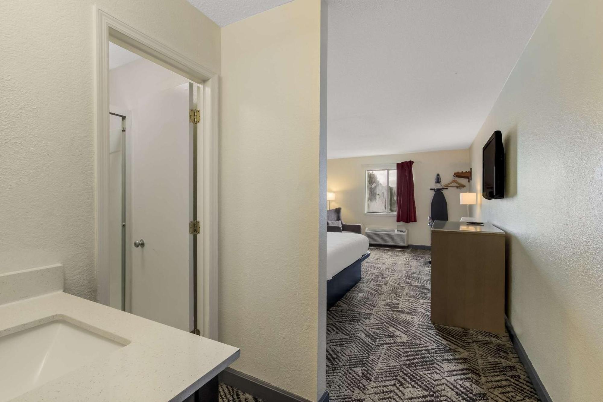 Econo Lodge Cherry Point Хавелок Екстериор снимка