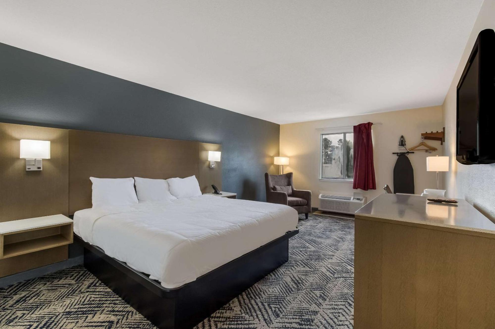 Econo Lodge Cherry Point Хавелок Екстериор снимка