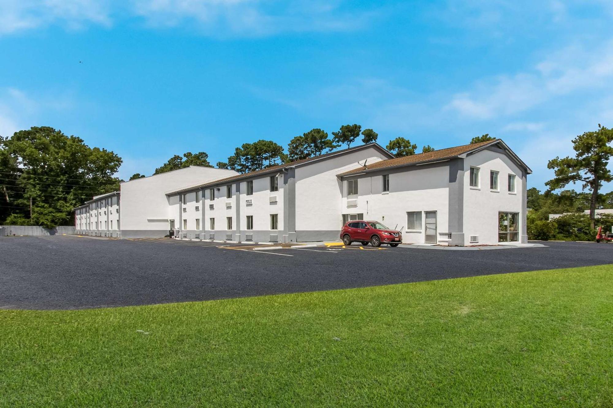Econo Lodge Cherry Point Хавелок Екстериор снимка