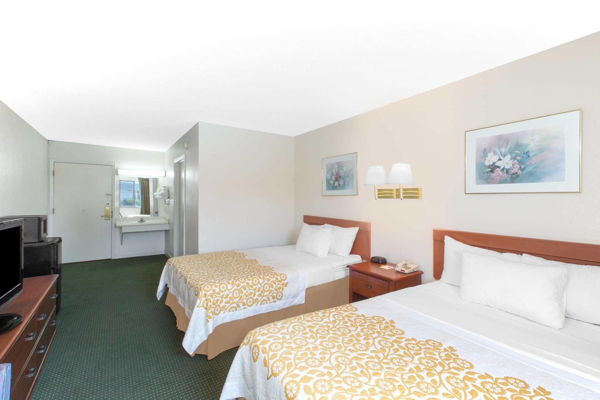 Econo Lodge Cherry Point Хавелок Екстериор снимка