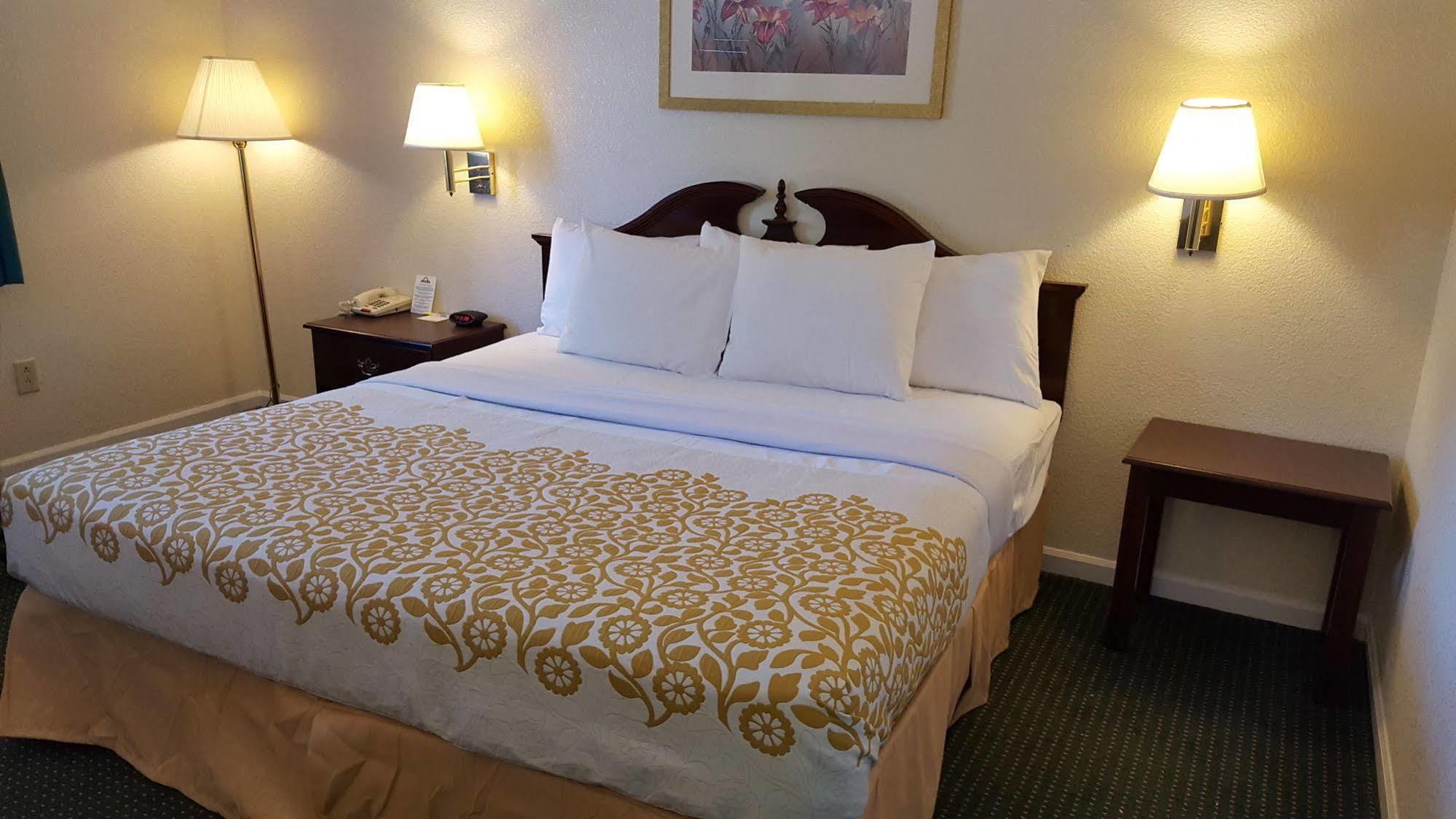 Econo Lodge Cherry Point Хавелок Екстериор снимка
