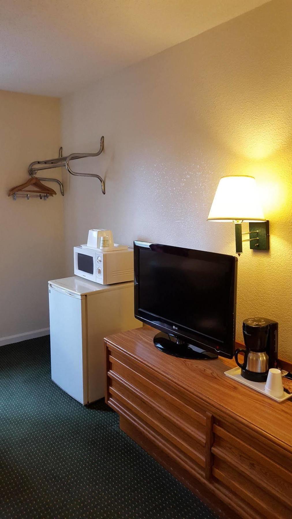 Econo Lodge Cherry Point Хавелок Екстериор снимка